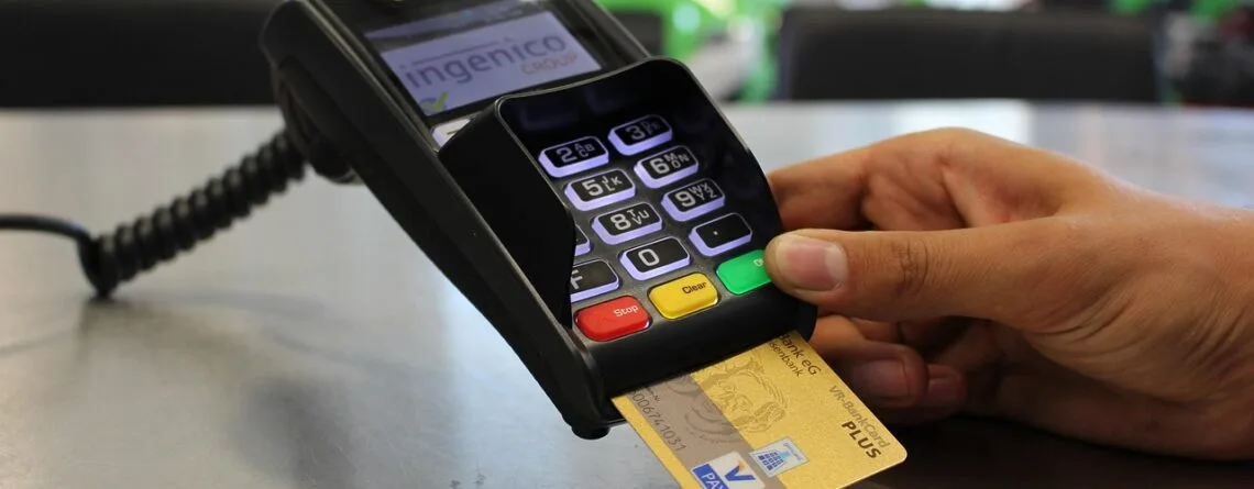 Traveler using a credit card for payment – best travel credit cards 2025