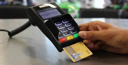 Traveler using a credit card for payment – best travel credit cards 2025